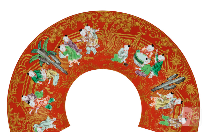 清嘉庆 珊瑚红地五彩描金婴戏纹碗 - 图2